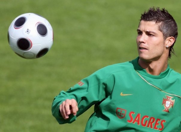 cristiano_jongle