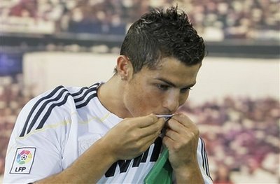 cristiano_embrasse_maillot